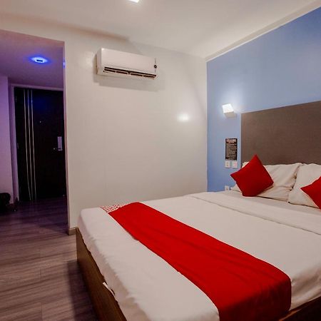 קואזון סיטי Oyo 666 Mc Hotel Fairview מראה חיצוני תמונה