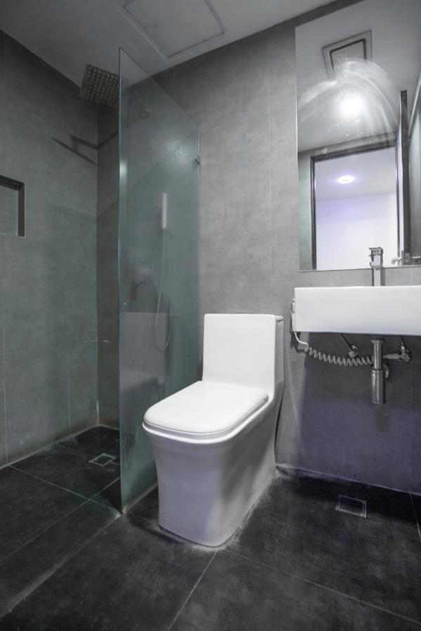 קואזון סיטי Oyo 666 Mc Hotel Fairview מראה חיצוני תמונה