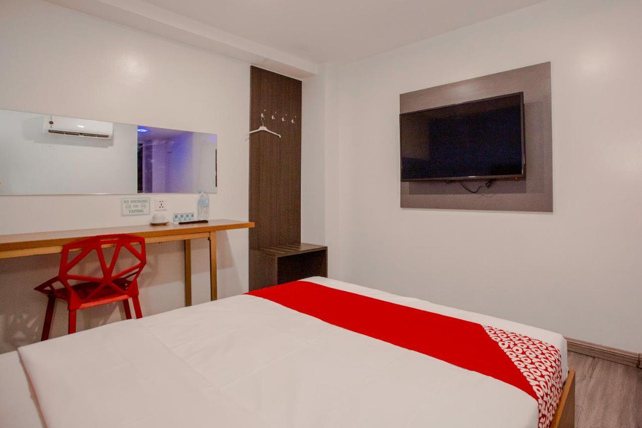 קואזון סיטי Oyo 666 Mc Hotel Fairview מראה חיצוני תמונה