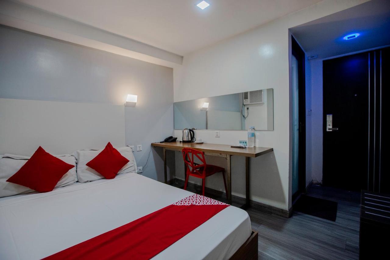 קואזון סיטי Oyo 666 Mc Hotel Fairview מראה חיצוני תמונה
