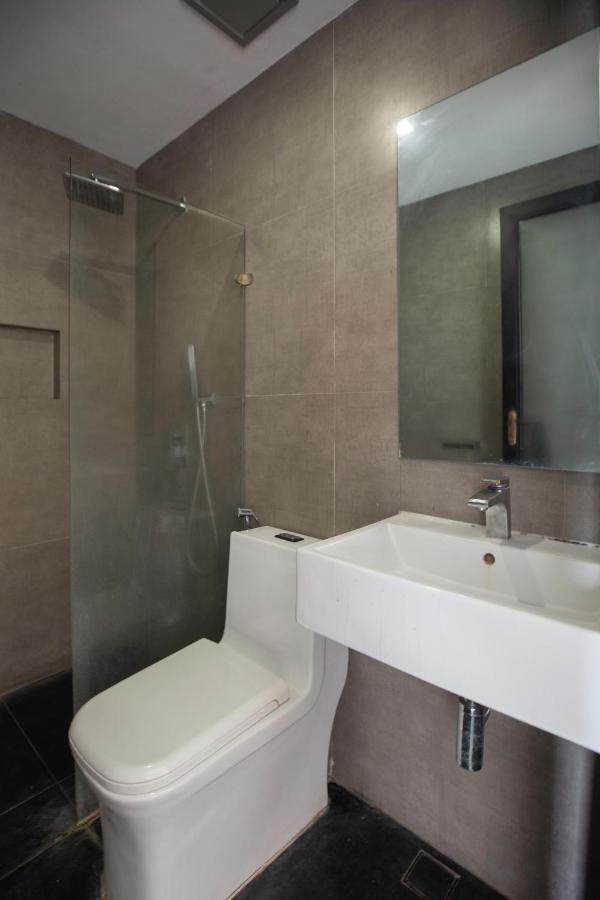 קואזון סיטי Oyo 666 Mc Hotel Fairview מראה חיצוני תמונה